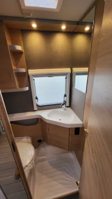 Toilette Knaus Südwind 460 EU Black Selection inkl. Markise in schwarz