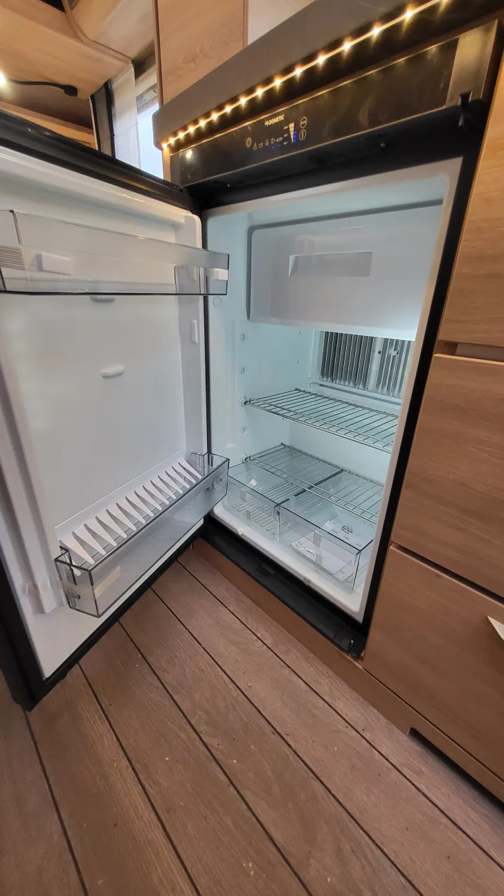 TV-Vorbereitung Knaus Südwind 460 EU Black Selection inkl. Markise in schwarz