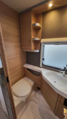 Fahrerhaus Knaus Südwind 460 EU Black Selection inkl. Markise in schwarz