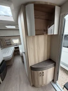 Fahrzeugbild Hobby De Luxe 540 UL/1.800 kg/Bettverbreiterung/Ambien #16