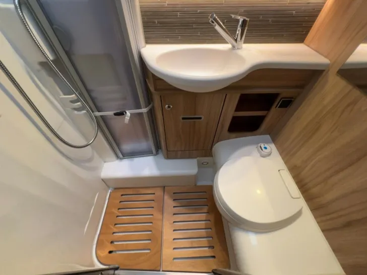 Fahrzeugbild Hymer Exsis I 504/1.Hand/Festbett+Hubbett/FINANZIERUNG #15