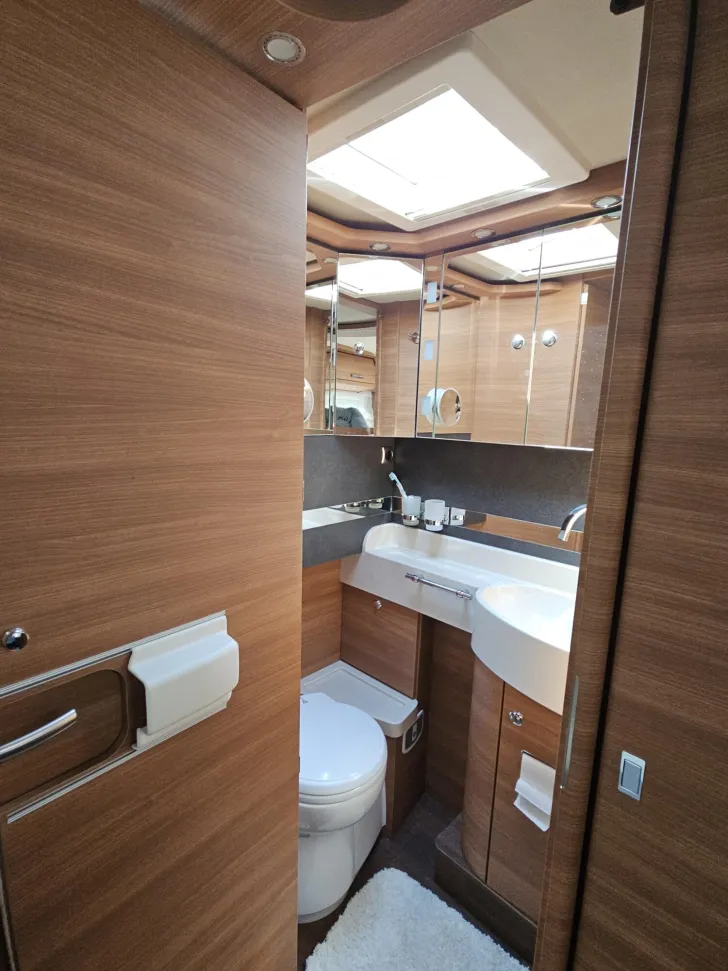 Fahrzeugbild Carthago chic c-line I 4.9 LE L auf Okt26|Alarm|WR|Solar #13