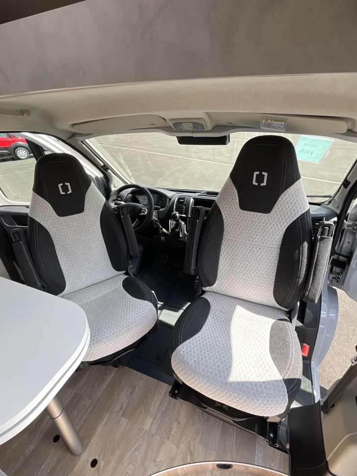 Fahrzeugbild Crosscamp ELMNT 6.0 DS Peugeot 6m Schwenkbad #3