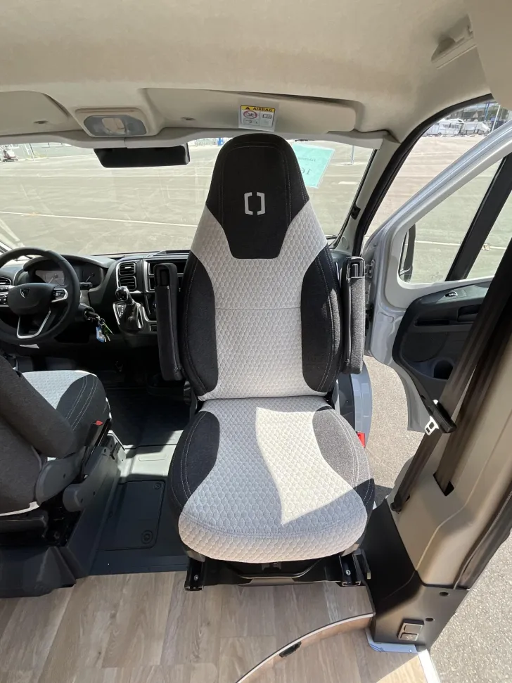 Fahrzeugbild Crosscamp ELMNT 6.0 DS Peugeot 6m Schwenkbad #11