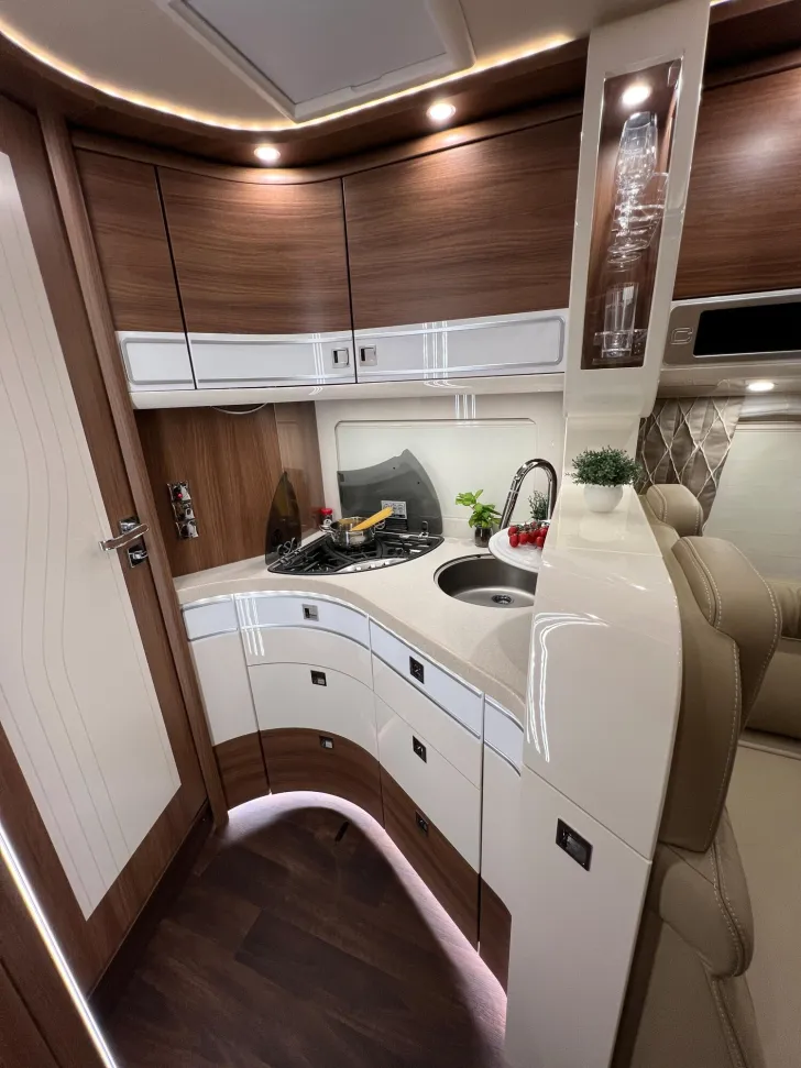 Fahrzeugbild Carthago chic e-line I 51 QB DA Mercedes (221) #20