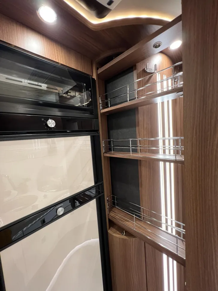 Fahrzeugbild Carthago chic e-line I 51 QB DA Mercedes (221) #23