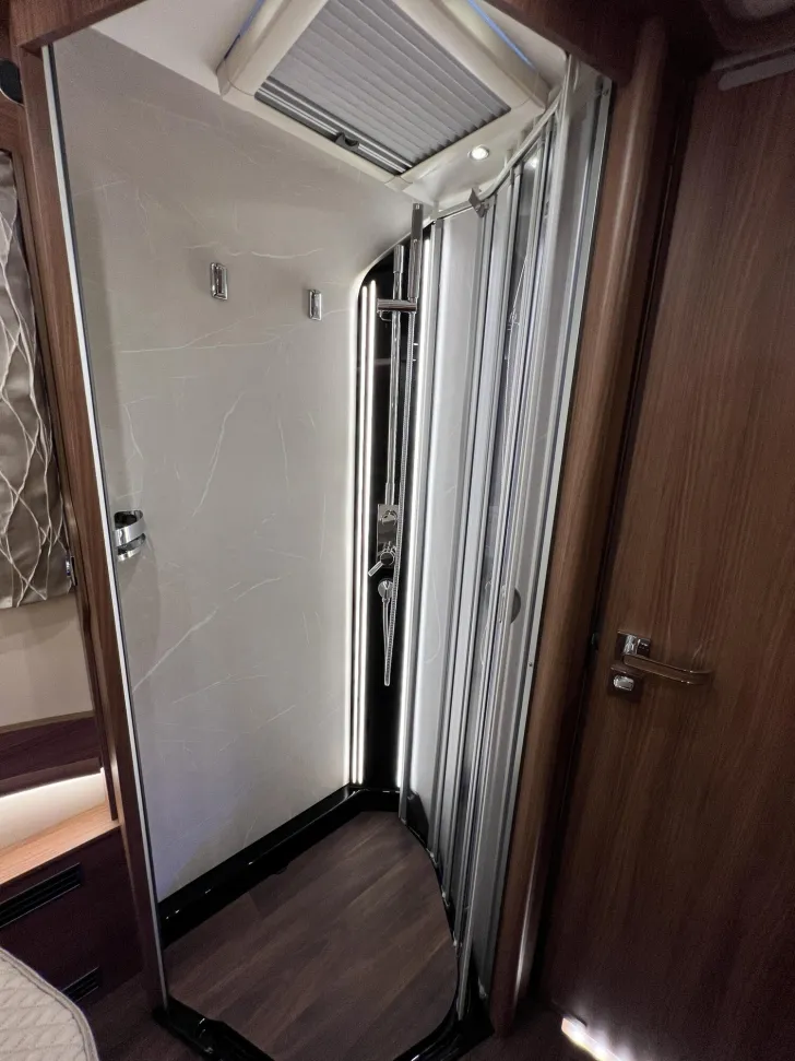 Fahrzeugbild Carthago chic e-line I 51 QB DA Mercedes (221) #30