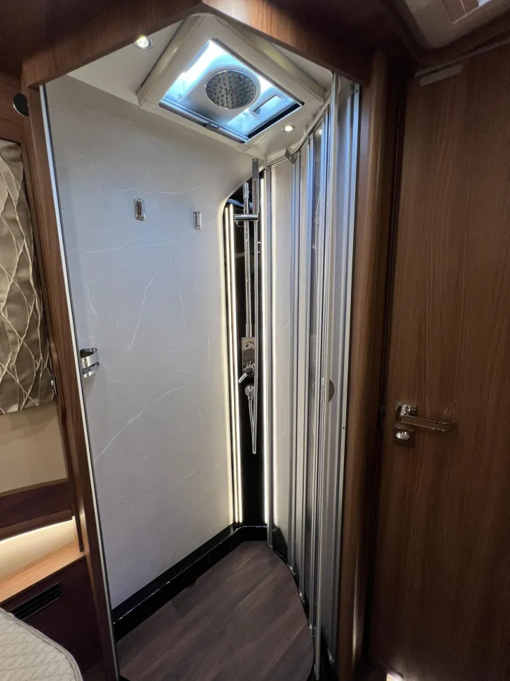 Fahrzeugbild Carthago chic e-line I 51 QB DA Mercedes (221) #31