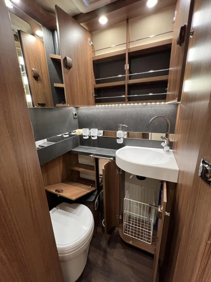 Fahrzeugbild Carthago chic e-line I 51 QB DA Mercedes (221) #34