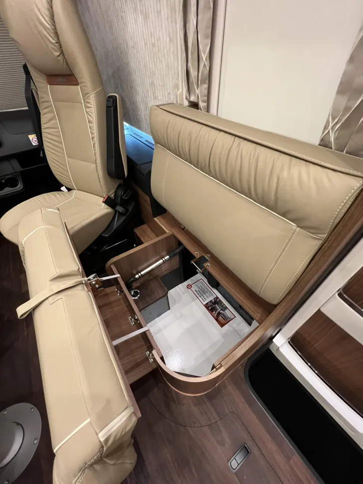 Fahrzeugbild Carthago chic e-line I 51 QB DA Mercedes (221) #35