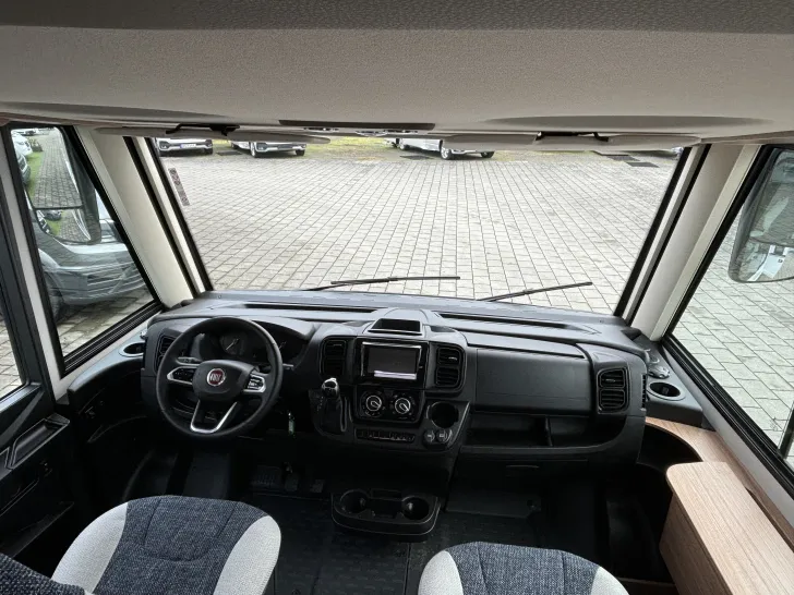 Fahrerhaus Weinsberg CaraCore 700 MEG 5 Personen 180PS Autom. 4 to.