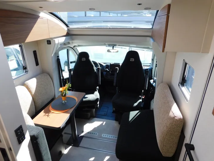 Fahrzeugbild Bürstner Signature SFT 7.4 Navi+Kamera+L-Sitzbank+Markise #7