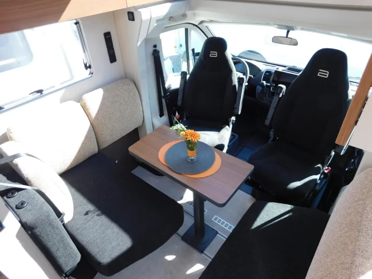 Fahrzeugbild Bürstner Signature SFT 7.4 Navi+Kamera+L-Sitzbank+Markise #9