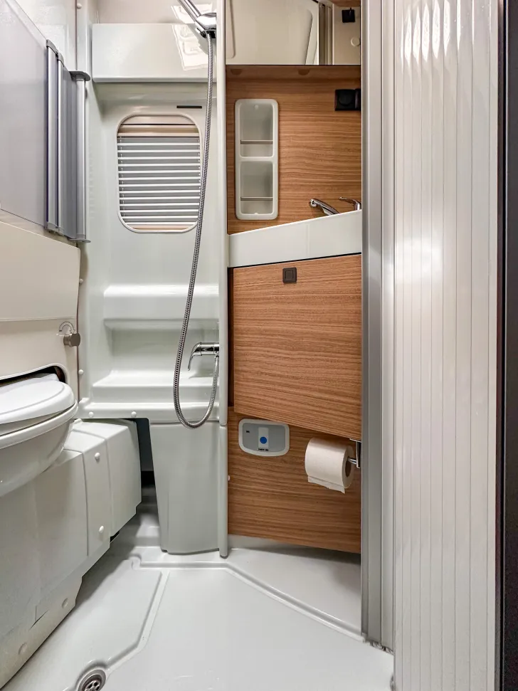 Fahrzeugbild Malibu Van First Class - Two Rooms 640 LE RB GT Lithium, Solar #9