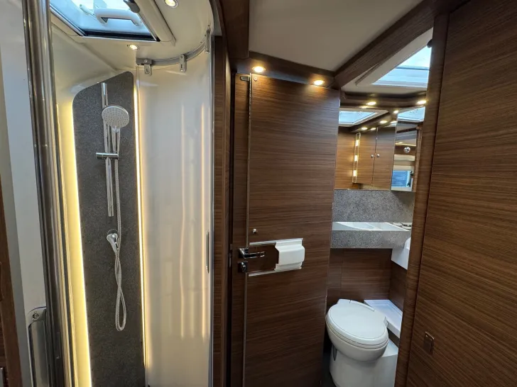 Fahrzeugbild Carthago chic c-line I 5.0 QB L MB*170PS*4,5 to. #12