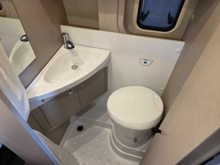 Fahrzeugbild Bürstner Delfin C 621 AHK+RF+Truma Combi D-6E+LM #19