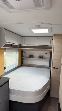Sicht vorne-hinten Fendt Apero 495 SFB