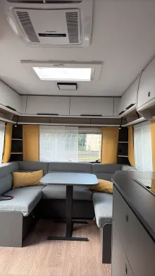 Sicht vorne-hinten Fendt Apero 495 SFB