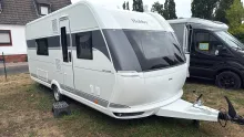 Schräg Vorne Hobby De Luxe 495 WFB Auflastung 1800 kg