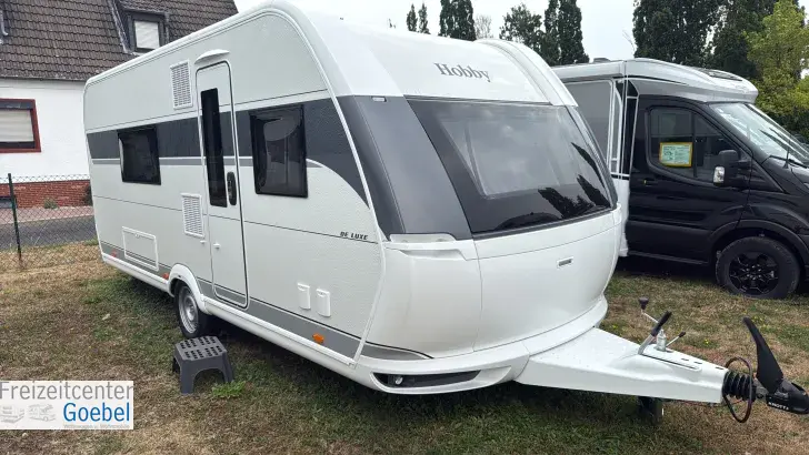 Schräg Vorne Hobby De Luxe 495 WFB Auflastung 1800 kg