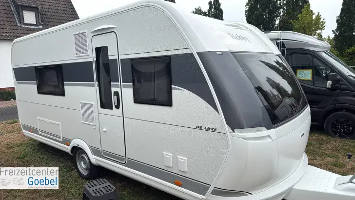 Seitlich Hobby De Luxe 495 WFB Auflastung 1800 kg