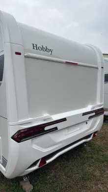 Schräg Hinten Hobby De Luxe 495 WFB Auflastung 1800 kg