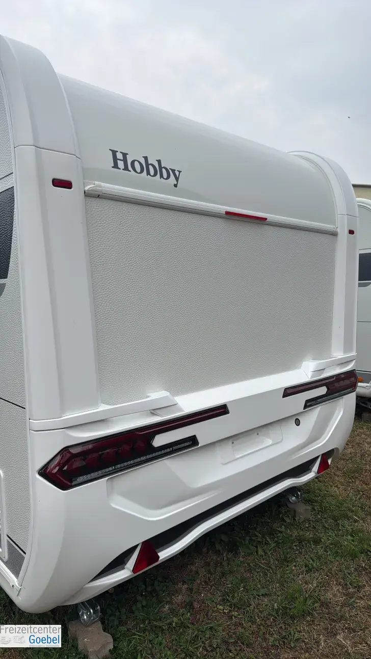 Schräg Hinten Hobby De Luxe 495 WFB Auflastung 1800 kg