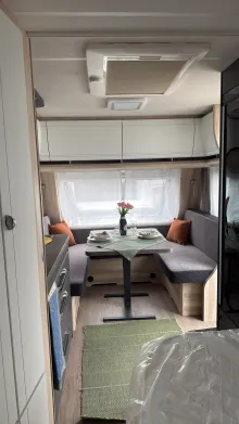 Sicht vorne-hinten Hobby De Luxe 495 WFB Auflastung 1800 kg