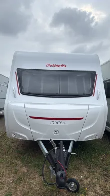 Frontal Vorne Dethleffs c' joy 480 QLK Active kompakter Familienwohnwagen