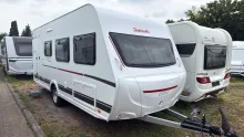 Schräg Vorne Dethleffs c' joy 480 QLK Active kompakter Familienwohnwagen