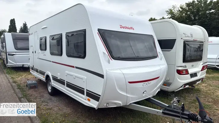 Schräg Vorne Dethleffs c' joy 480 QLK Active kompakter Familienwohnwagen