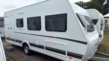 Seitlich Dethleffs c' joy 480 QLK Active kompakter Familienwohnwagen