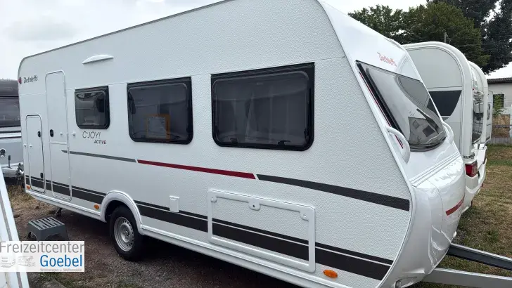 Seitlich Dethleffs c' joy 480 QLK Active kompakter Familienwohnwagen