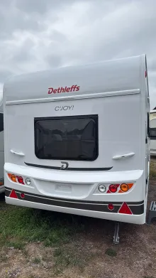 Frontal Hinten Dethleffs c' joy 480 QLK Active kompakter Familienwohnwagen