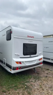 Schräg Hinten Dethleffs c' joy 480 QLK Active kompakter Familienwohnwagen