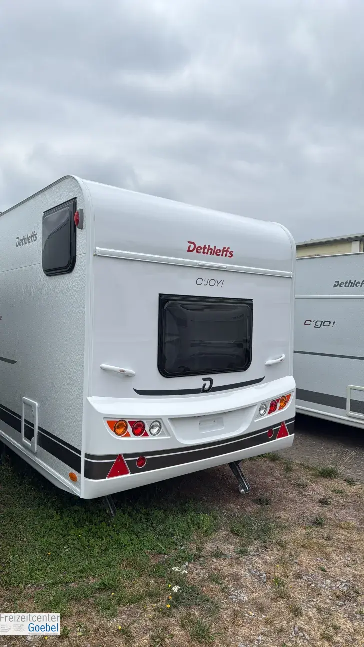 Schräg Hinten Dethleffs c' joy 480 QLK Active kompakter Familienwohnwagen