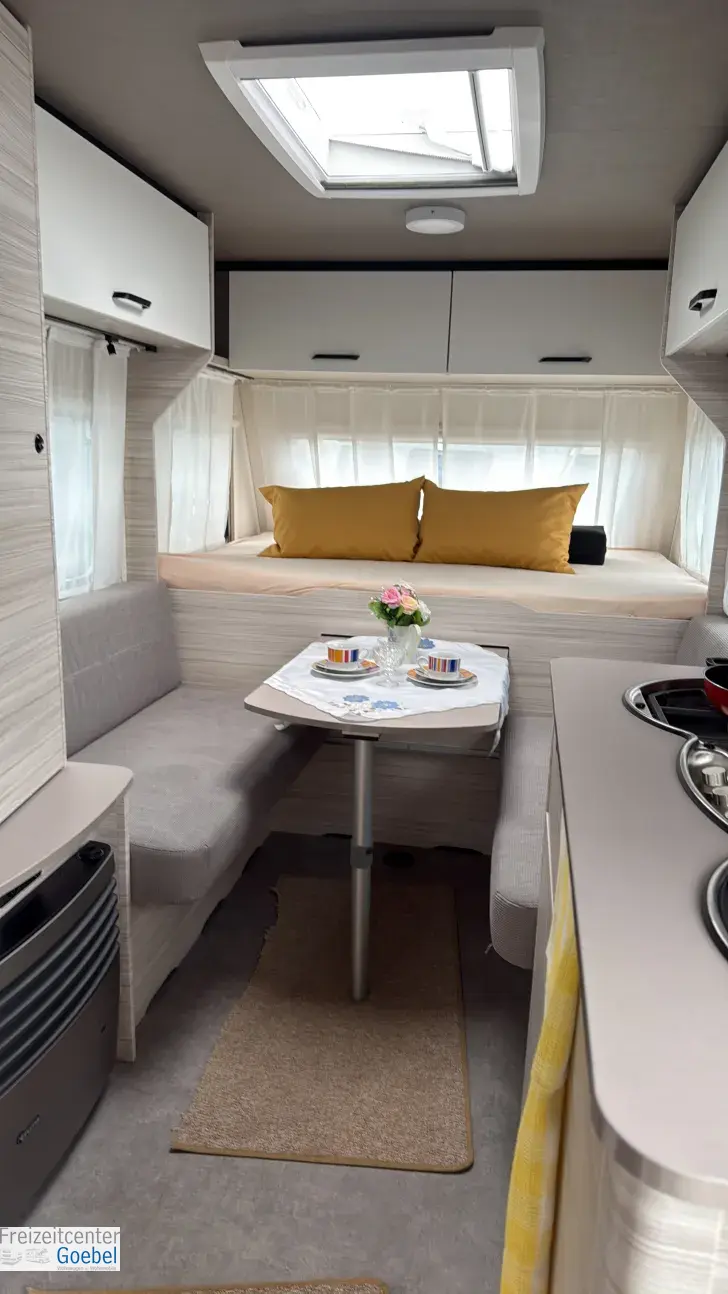 Sicht vorne-hinten Dethleffs c' joy 480 QLK Active kompakter Familienwohnwagen