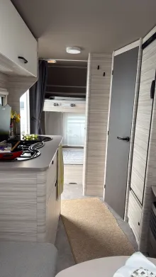 Sicht vorne-hinten Dethleffs c' joy 480 QLK Active kompakter Familienwohnwagen