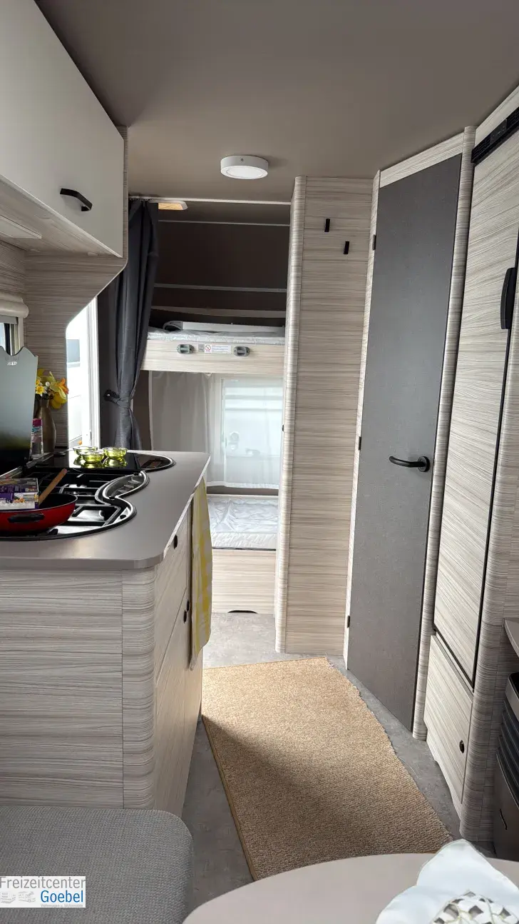 Sicht vorne-hinten Dethleffs c' joy 480 QLK Active kompakter Familienwohnwagen