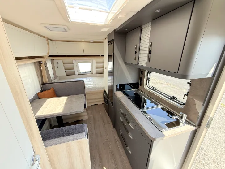 Fahrzeugbild Hobby De Luxe 490 KMF Modelljahr 2027 ausgestellt! #18