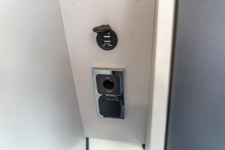 Fahrzeugbild Ahorn Camp Van 550 *Automatik*Kamera*Außendusche #18