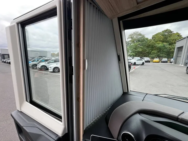 Fahrzeugbild Eura Mobil Integra Line GT 726 EF Comfort Dachklima+Backo. #13