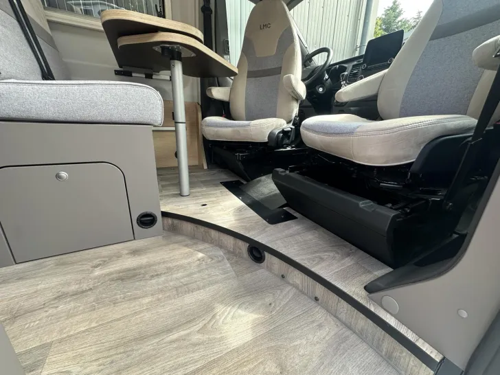 Fahrzeugbild LMC Innovan Ford 590 Super Adventure-Mobil #20