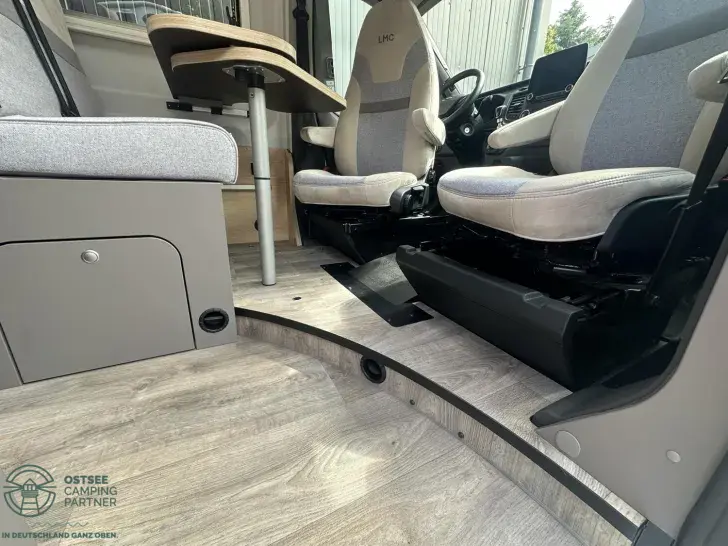Fahrzeugbild LMC Innovan Ford 590 Super Adventure-Mobil #20