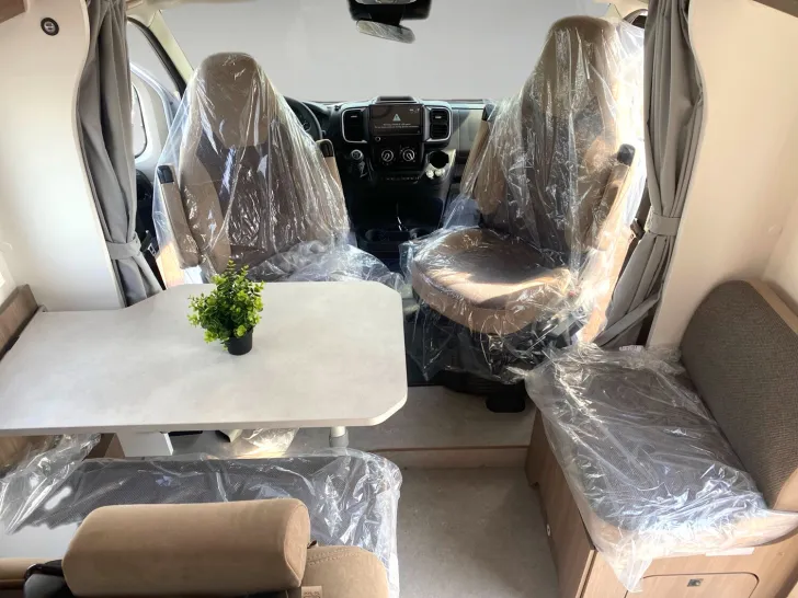 Fahrzeugbild Carado pro A 328 6,99m Längsbett-Alkoven #10