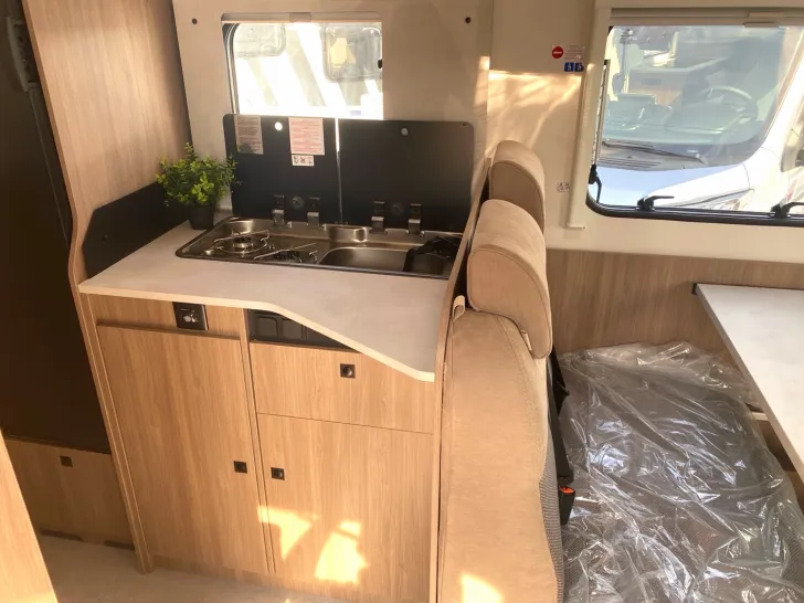 Fahrzeugbild Carado pro A 328 6,99m Längsbett-Alkoven #12