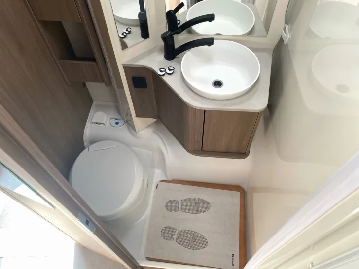 Fahrzeugbild Carado pro A 328 6,99m Längsbett-Alkoven #14