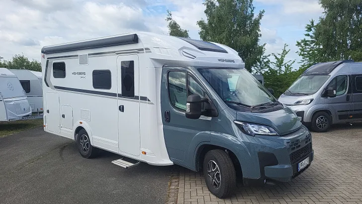 Schräg Vorne Weinsberg CaraSuite 650 MEG EDITION [SPICY] TV/LTE Antenne