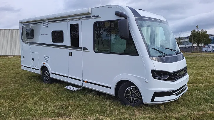 Schräg Vorne Weinsberg CaraCore 650 MEG 180 PS/Automatik/6 x Paket