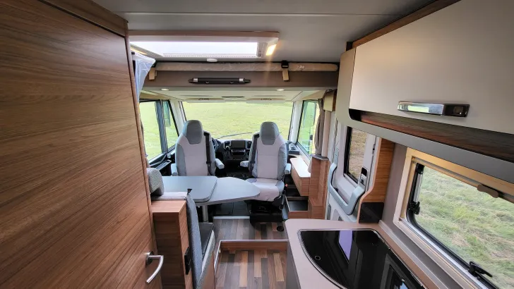Sicht vorne-hinten Weinsberg CaraCore 650 MEG 180 PS/Automatik/6 x Paket